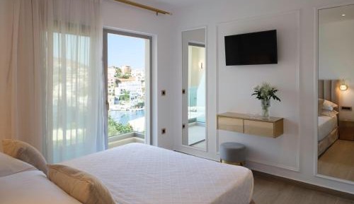 Deluxe Family Two Bedroom Suite with Sea View