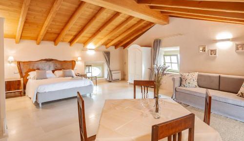 Deluxe Suite with Spa Bath