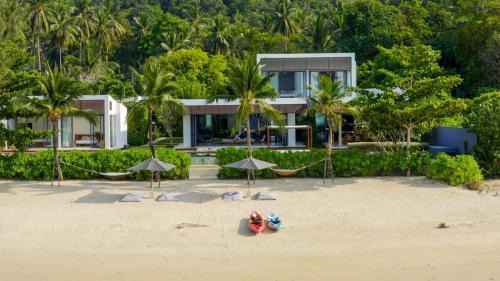 Six-Bedroom Villa 