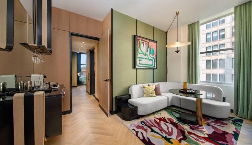 Premier King Suite with Park View - Corner Room