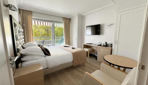 Classic Double Room with Balcony and Garden view