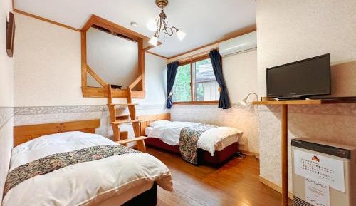 Standard Twin Room with Shared Bathroom