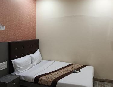 Deluxe Double Room (2 Adults + 1 Child)