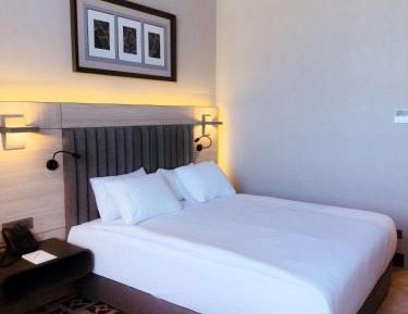 Deluxe King Room with City View