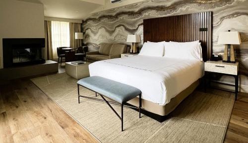  King Suite with Mountain View
