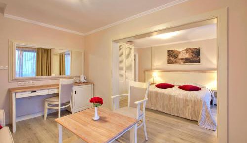 Junior Suite with Balcony and Park View 