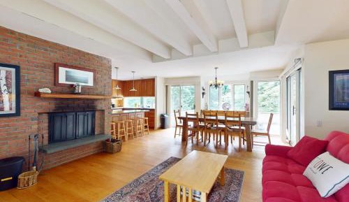 Five Bedroom Holiday Home