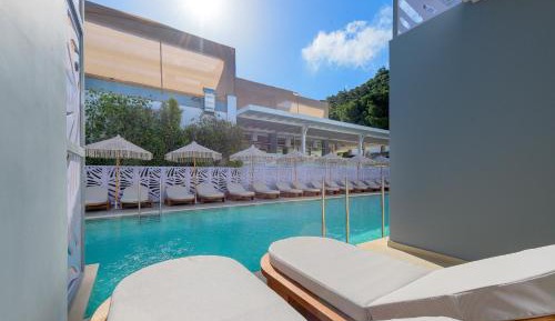 Swim-up Double Room with Pool View, Shared Pool and Terrace