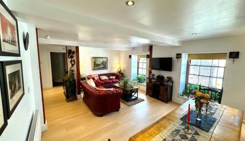 Four-Bedroom Deluxe Apartment