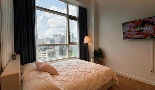 One-Bedroom Apartment with City View