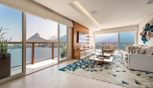 Two-Bedroom Apartment with Lake View