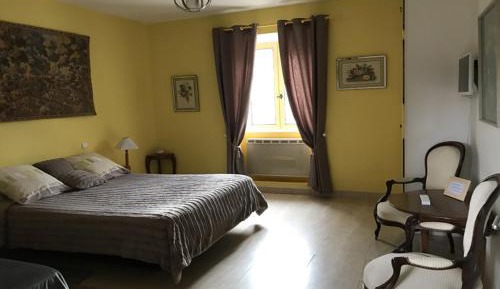 Deluxe Room (2 Adults + 1 Child)