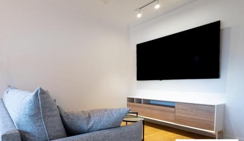 Deluxe Apartment with Garden and Mountain View
