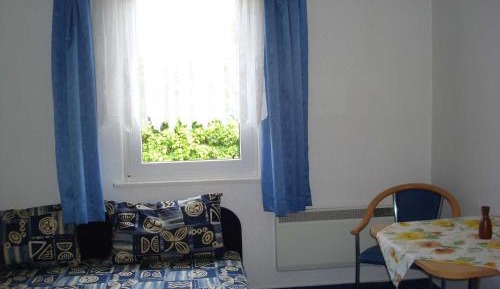 One-Bedroom Apartment with Shower