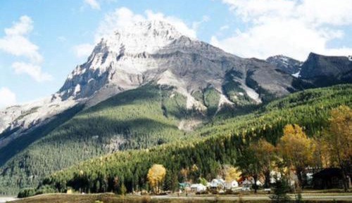 Three-Bedroom Apartment with Mountain View