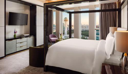 The Ritz-Carlton Suite with Club Lounge access,1 King, City view