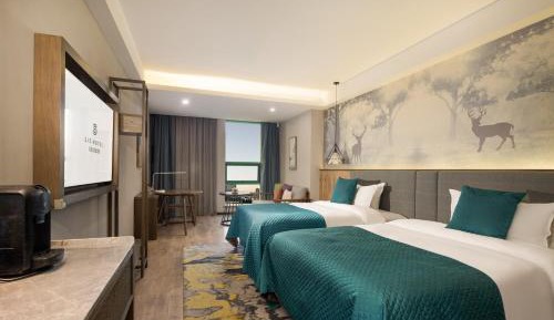 Elegant Twin Room with City View