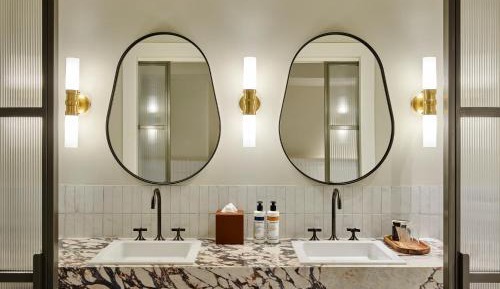 Deluxe Suite with Bathtub