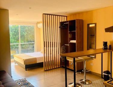 Deluxe Queen Suite