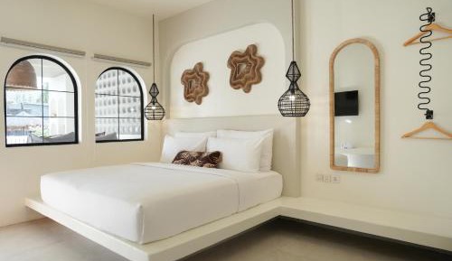 Suite with Day Bed and Plunge Tub