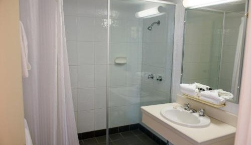 Queen Room with Harbor and City View