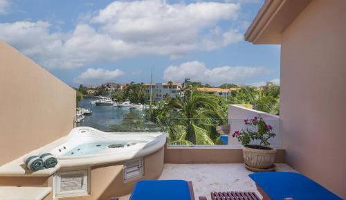 Apartment with Pool View 