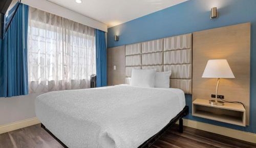 Quadruple Room with One King Bed and One Queen Bed - Disability Access/Non-Smoking