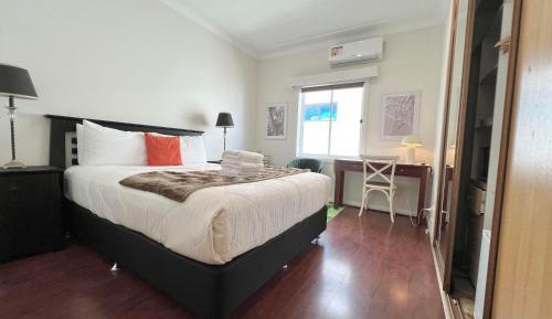 Deluxe Queen Room with Shared Bathroom