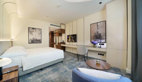Guest Room - King Bed