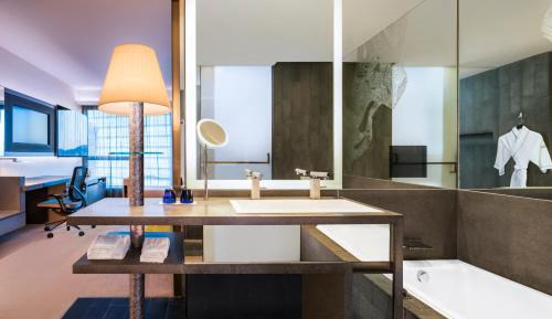Spectacular Twin Room with Partial Harbor View