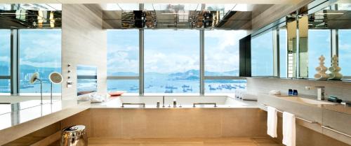 Extreme WOW King Suite with Whirlpool and Skyline View