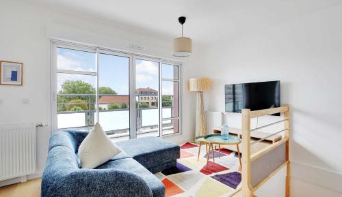 Four-Bedroom Apartment with Balcony 