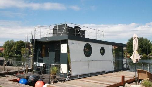 One-Bedroom House Boat