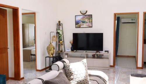 Five-Bedroom Deluxe Apartment