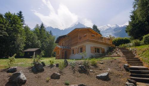 Apartment with Mountain View
