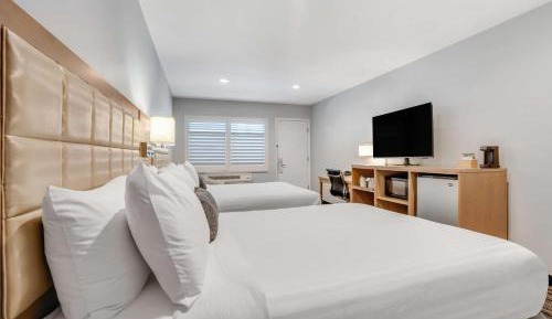 Queen Room with Two Queen Beds and Love Seat - Non-Smoking