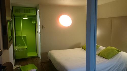 Standard Double Room with One Single Bed - Up to Ten Years