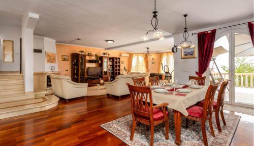 Three-Bedroom Holiday Home 