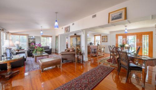Queen Suite with Pool View