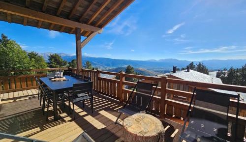 Apartment with Mountain View