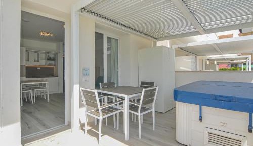 One-Bedroom Apartment with Jacuzzi
