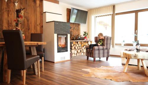 Deluxe Apartment with private Terrace and Mountain View