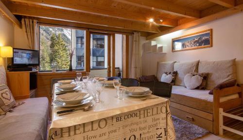 Apartment with Mountain View
