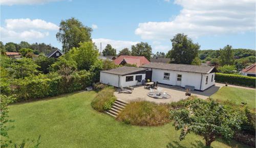 Three-Bedroom Holiday Home 