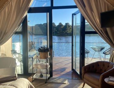 Bungalow - Water Front 