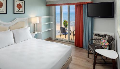 1 Queen Bed Waterfront Accessible