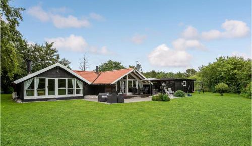 Three-Bedroom Holiday Home 