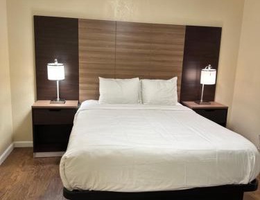 Deluxe Queen Suite