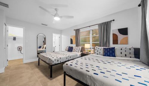 One Bedroom Apt with Two Queen Beds, Sofa Bed and Kitchen