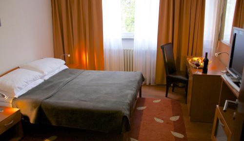 Double Room with Free Parking